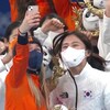 Des athlètes féminines de plusieurs pays se prennent en photo lors de la cérémonie des médailles à Pékin.