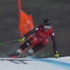 James Crawford effectue un virage serré à pleine vitesse lors d'une descente.