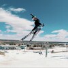 La skieuse canadienne de slopestyle Olivia Asselin qui effectue un saut.
