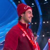 Éliot Grondin sourit à la foule lors de la cérémonie des médailles, après avoir reçu l'argent.