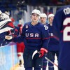 Sean Farrell célèbre un but en tapant dans la main de ses coéquipiers au banc.