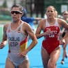 Deux jeunes femmes courent rapidement pendant une épreuve de triathlon.