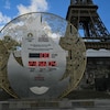 Une horloge est placée devant la tour Eiffel et compte les jours et les heures avant l'ouverture des Jeux de Paris.