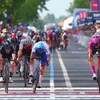 Trois cyclistes croisent la ligne d'arrivée presque en même temps.