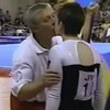 Un entraîneur de gymnastique embrasse une athlète sur la bouche lors d'une compétition en 2000.