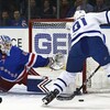 Le gardien Alexandar Georgiev se dresse devant John Tavares.