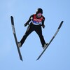 Alexandria Loutitt dans les airs exécutant un saut à ski.