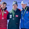 Trois skieurs, médaille au cou, regardent devant eux.