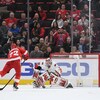 Andreas Athanasiou marque lors d'un tir de pénalité face aux Sénateurs.