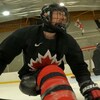 Le parahockeyeur Antoine Lehoux en action sur la glace.