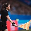 L'arbitre tenant un drapeau lors d'un match de soccer.