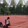 Une piste d'athlétisme avec un seul coureur sur la ligne de départ.