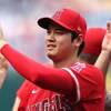 Un joueur de baseball se tient debout.