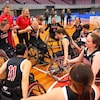 Des basketteuses canadiennes en fauteuil roulant célèbrent leur qualification paralympique.