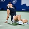 Une joueuse de tennis est en douleur.