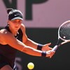 Bianca Andreescu s'apprête à frapper une balle avec le revers de sa raquette.