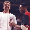 Deux joueurs de basketball des Bulls de Chicago plaisantent.