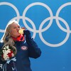 Kaillie Humphries embrasse sa médaille d'or.