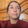 Elle répond aux questions avec beaucoup d'émotion dans le regard.