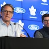 Le président des Maple Leafs Brendan Shanahan et le directeur général Kyle Dubas tiennent une conférence de presse.