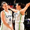 Bridget Carleton et Natalie Achonwa sourient après une victoire des Lynx du Minnesota.