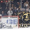 Les Bruins de Boston se félicitent après un but marqué contre le Lightning.