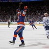 Le hockeyeur Cal Clutterbuck célèbre un but.