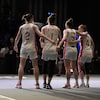 Les joueuses de l'équipe canadienne Katherine et Michelle Plouffe, Paige Crozon et Kacie Bosch s'enlacent avant le début d'un match. 