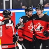 Des hockeyeurs canadiens célèbrent un but.
