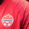 Un joueur portant un chandail à l'effigie de Canada Soccer.