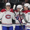 Des joueurs du Canadien de Montréal rassemblés sur la glace.