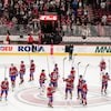 Les joueurs du Canadien de Montréal saluent la foule du Centre Bell.