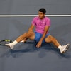 Le joueur de tennis Carlos Alcaraz est assis sur le court.
