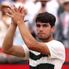 Carlos Alcaraz remercie la foule en tapant des mains après sa victoire en finale du Queen's. 