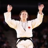 La judoka Catherine Beauchemin-Pinard célèbre sa victoire. 
