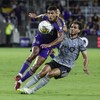 Deux joueurs luttent pour le ballon.