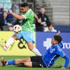 Cristian Roldan évite un tacle de Joaquín Sosa.