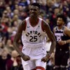 Chris Boucher serre les poings après avoir marqué contre les Kings de Sacramento.