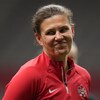 La joueuse de soccer canadienne regarde vers la gauche au BC Place.
