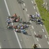 Un dizaine de cyclistes couchés au sol à la suite d'une chute lors d'une épreuve sur route.
