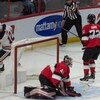 L'attaquant Colby Cave (à gauche) réussit à déjouer le gardien Craig Anderson dans une victoire des Oilers.