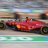Une voiture rouge quitte les puits.