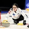 Kerri Einarson surveille son lancer pendant le match de demi-finale entre la Norvège et le Canada. 