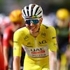 Un cycliste sourit sur son vélo.