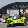 Des monoplaces de type endurance roulent sur un circuit. 