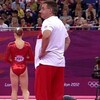 Un entraîneur pendant une compétition de gymnastique