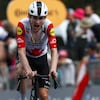 Le cycliste roule avec la bouche ouverte. 