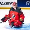 Le gardien en parahockey Dominic Larocque tourne sa tête vers sa gauche.