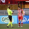 Un arbitre de soccer donne un carton rouge à un joueur pendant un match. 