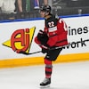 Le numéro 22 du Canada célèbre le but de la victoire sur la patinoire de l'aréna de Prague au championnat mondial de hockey